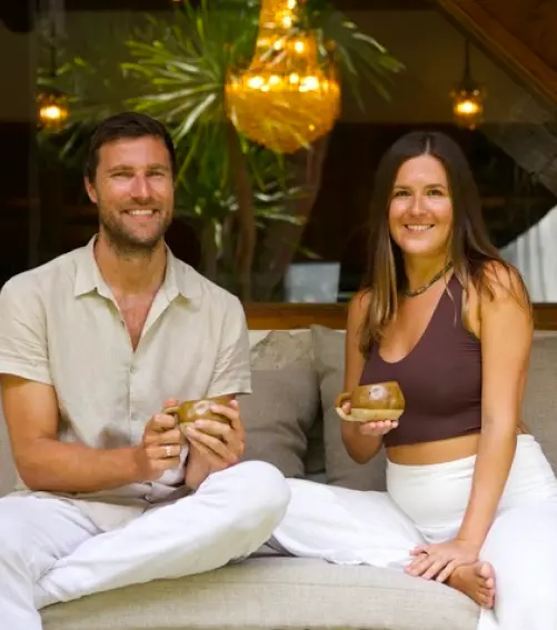 Corinna und Andreas halten eine Tasse Kakao